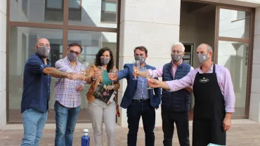 imagen de Plácido Núñez a la derecha de la imagen, con delantal