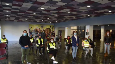 imagen de trabajadores y autoridades municipales en el CERE, 18 de marzo de 2021