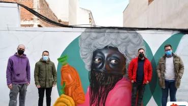 imagen frente al graffiti ubicado en la calle Carnaval de Miguelturra, febrero 2021