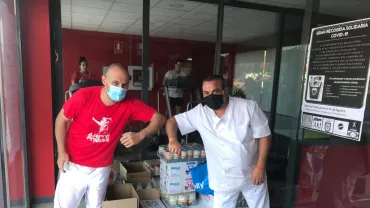 imagen en el hall de Areté recibiendo los alimentos solidarios, julio 2020