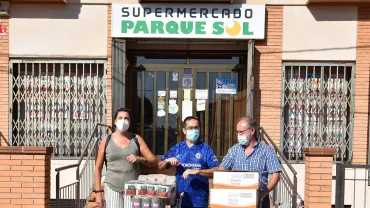 imagen frente al supermercado ParqueSol con la compra realizada, julio 2020