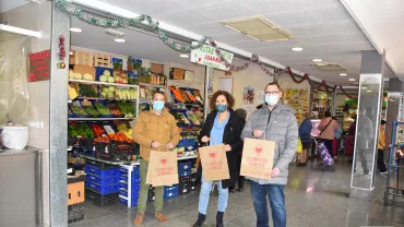 imagen de Rodríguez, Arriaga y Mellado de izquierda a derecha en el Mercado Municipal, diciembre 2020