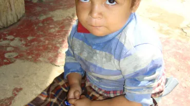 imagen de un niño sudamericano en el suelo