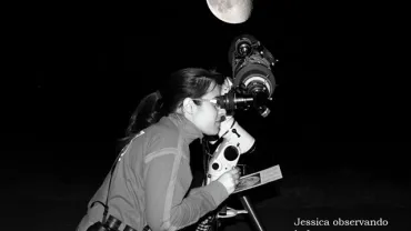 imagen de joven observando la Luna