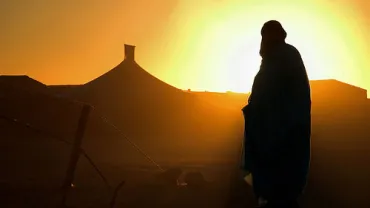 imagen de saharaui en un campamento atardeciendo