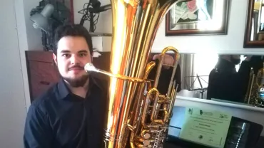 imagen de Ángel Antonio Ocaña Moraga con la tuba, mayo 2018, fuente imagen él mismo.