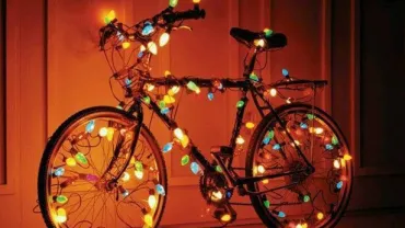 imagen de una mountain bike adornada con luces navideñas