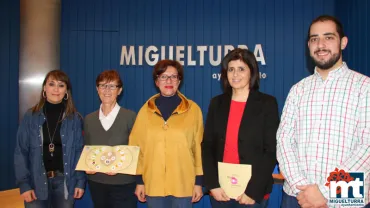 imagen de autoridades y de Cáritas durante la presentación del programa, diciembre 2018