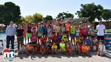 imagen grupal de autoridades, personal técnico y participantes en el Campeonato Local de Natación 2019