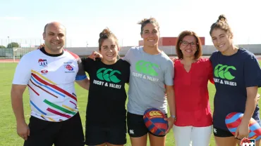 imagen de las jugadoras junto con la Alcaldesa de Miguelturra y Concejal de Deportes, septiembre 2015