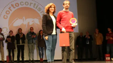 La concejala Fátima Mondejar hace entrega de uno de los galardones del Corto cortismo 2016