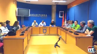 imagen de la firma de convenio entre Ayuntamiento y Asociación del Pequeño Comercio, mayo 2019