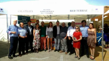 imagen del stand de Miguelturra en Bolaños de Calatrava y autoridades durante su visita, septiembre 2017