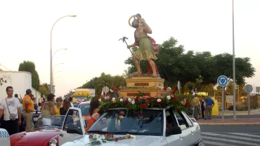 imagen de la procesión de San Cristóbal por las calles de Miguelturra