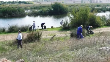 imagen del pasado año de la jornada de limpieza medioambiental en Peralvillo
