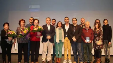 Autoridades y colaboradores junto a Conrado Escudero, Lágrimas de guerra