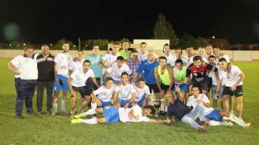 imagen del equipo del CD Miguelturreño y concejal de deportes, agosto 2015