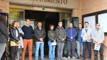 Imagen de la Corporación Municipal durante el minuto de silencio, noviembre 2015.