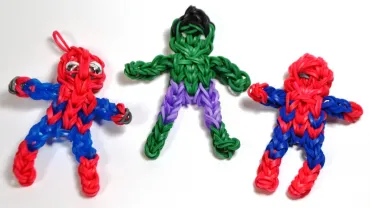 imagen de personajes de Marvel Comics hechos en formato Rainbow Loom