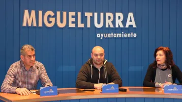 imagen de la presentación oficial de la Carrera de la Mujer 2016 Miguelturra. De izquierda a derecha: Ramón Delgado, José Félix Martín Ruiz y Manuela Espinosa