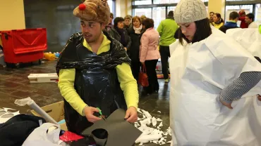 agenda imagen de trajes de carnaval con materiales reciclados