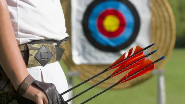 evento imagen de joven con flechas y diana en competición, fuente imagen noisiamofuturo.it