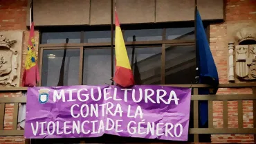evento imagen balcón del ayuntamiento contra la violencia de género