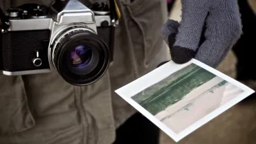evento imagen de una cámara fotográfica y una fotografía tipo Polaroid