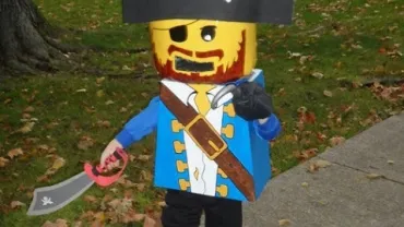 agenda imagen de un niño disfrazado de Lego con materiales reciclables