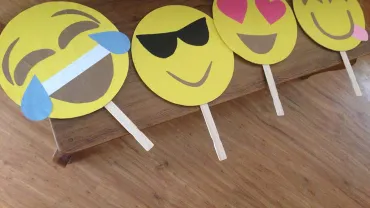 evento imagen relacionada con talleres y elaboración de emojins