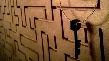 evento imagen de una llave sobre una pared de madera biselada con motivos laberínticos