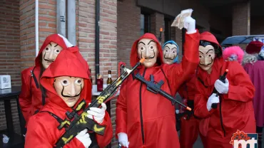 evento imagen de máscaras callejeras ataviadas como la serie la casa de papel