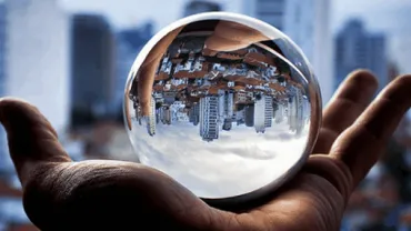evento imagen de cómo se ve una ciudad al revés en una bola de cristal