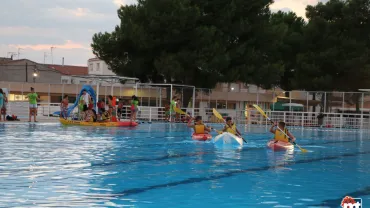 evento imagen de archivo de las Noches Encantadas de Conocerte de Miguelturra, Piscina de Verano y piraguas