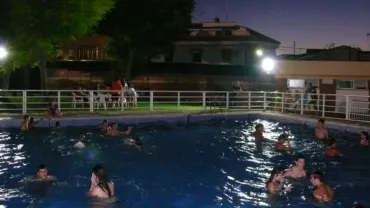 imagen de actividades juveniles en la Piscina Municipal en verano