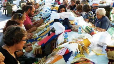 agenda imagen personas realizando labores de bolillos, fuente imagen www.universidadespopularescr.org