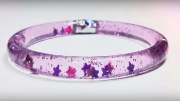 evento imagen de pulsera elaborada con agua y purpurina