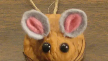 evento imagen de un ratón  hecho con cáscara de nuez