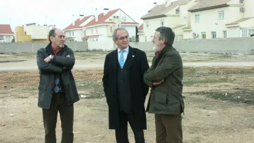 Miguel LaCruz, visitando los futuros terrenos