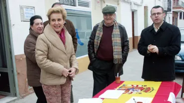 Carmen Quintanilla recabando firmas en Miguelturra