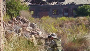 imagen de joven camuflado jugando al Airsoft