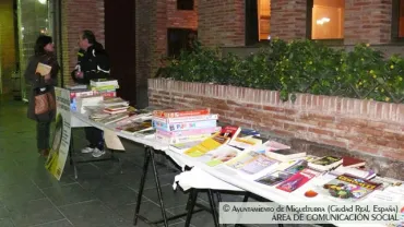 imagen Victoria Sobrino en el mercadillo, dic 2013