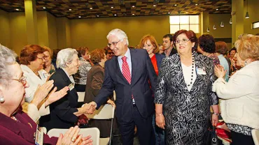 imagen de Santa Muñoz, presidenta asociación, y José María Barreda, presidente JCCM, en un acto