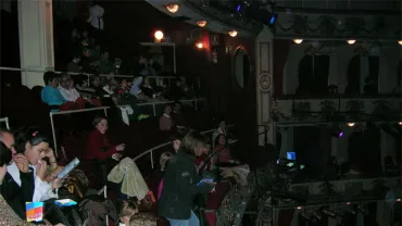 Dentro del Teatro Calderón, viendo el musical Fama