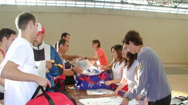 voluntarios de la maratón en acción