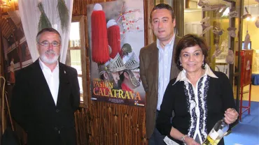 imagen de Román Rivero en feria turística griega