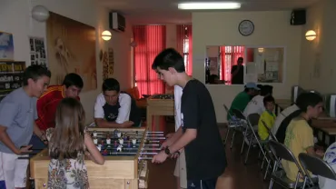 Jugando al futbolín en el CentroJoven, julio 2006