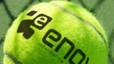 imagen de pelota de pádel con anagrama ENOVA