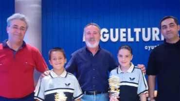 Román Rivero y los ganadores del tenis de mesa