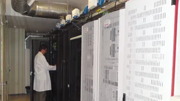 imagen de técnico en los servidores de VARnet